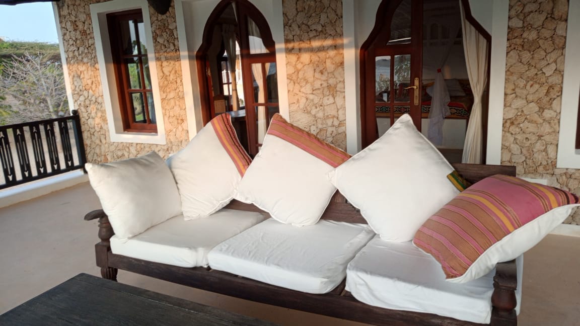 Little Red Moon – sitting area and beachfront