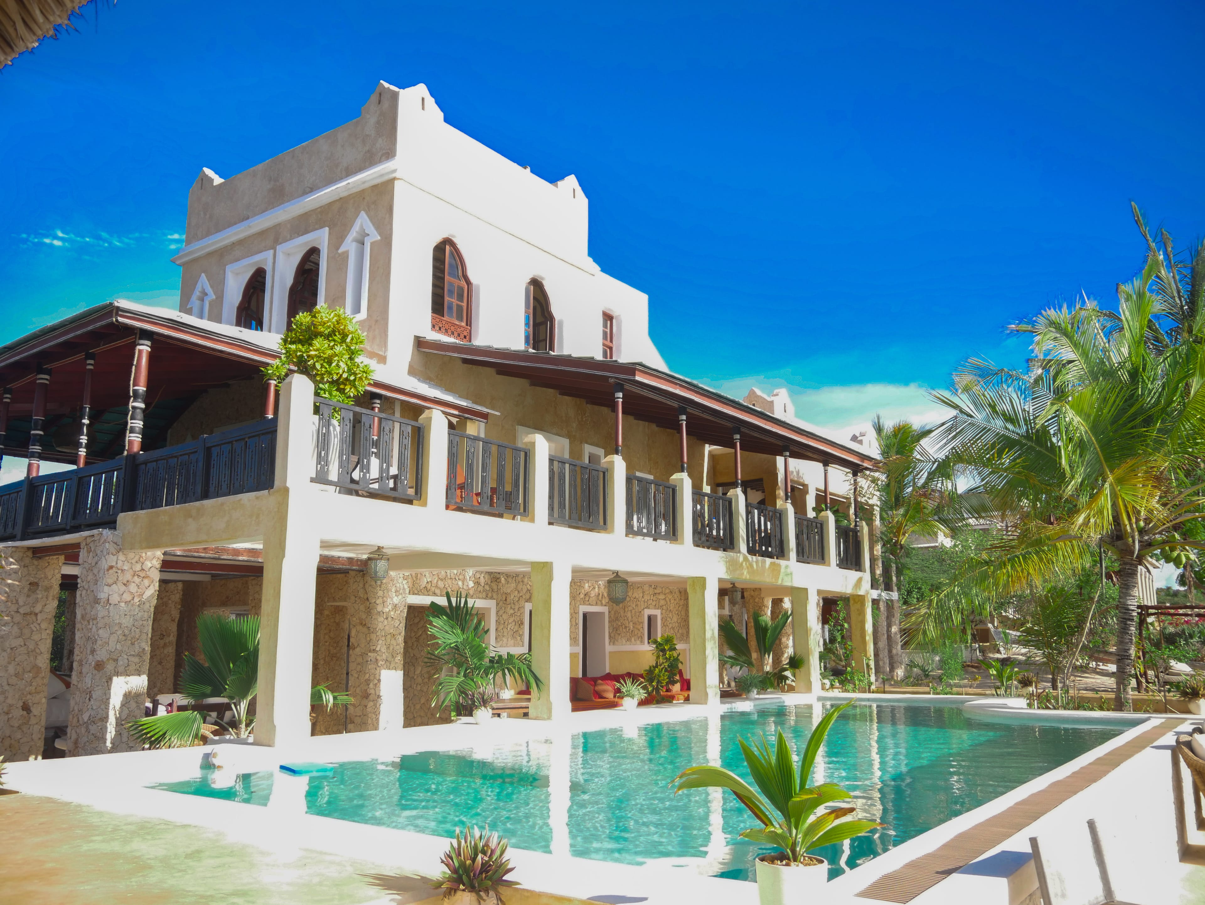 The Red Moon House – pool and ocean